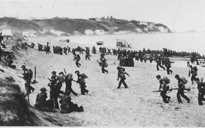 Des soldats américains débarquent près d'Alger. (Crédit : Wikimedia Commons, 8 novembre 1942, auteur inconnu, domaine public) Des soldats américains débarquent près d'Alger. (Crédit : Wikimedia Commons, 8 novembre 1942, auteur inconnu, domaine public)