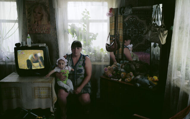 Photographie extraite de 'Zone d’opération anti-terroriste : Photos de la guerre en Ukraine' par Pavel Wolberg, du 22 novembre au 22 janvier à la galerie d’art Wizo Haifa (Courtoisie : Pavel Wolberg)
