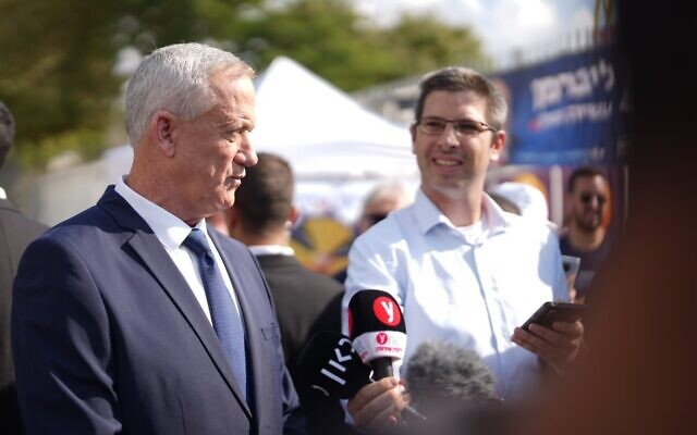 Le ministre de la Défense Benny Gantz à l'extérieur d'un bureau de vote à Rosh Ha'ayin, le 1er novembre 2022. (Crédit : Elad Malka/HaMahane HaMamlahti) Le ministre de la Défense Benny Gantz à l'extérieur d'un bureau de vote à Rosh Ha'ayin, le 1er novembre 2022. (Crédit : Elad Malka/HaMahane HaMamlahti)