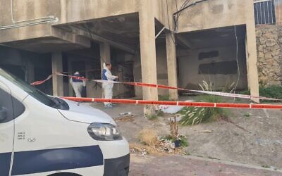 La scène d'un féminicide présumé survenu dans le cadre d'un incident de violences conjugales à Haïfa, le 1er octobre 2022. (Crédit : Police israélienne)