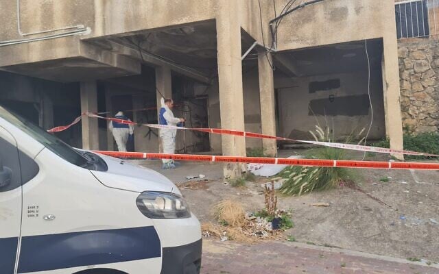 La scène d'un féminicide présumé survenu dans le cadre d'un incident de violences conjugales à Haïfa, le 1er octobre 2022. (Crédit : Police israélienne) La scène d'un féminicide présumé survenu dans le cadre d'un incident de violences conjugales à Haïfa, le 1er octobre 2022. (Crédit : Police israélienne)