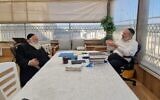 Le président de Shas, Aryeh Deri (à gauche), et celui de Yahadout HaTorah, Yitzchak Goldknopf, s'entretiennent à Jérusalem, le 4 novembre 2022. (Crédit : Yahadout HaTorah)