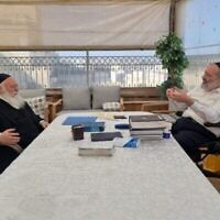 Le président de Shas, Aryeh Deri (à gauche), et celui de Yahadout HaTorah, Yitzchak Goldknopf, s'entretiennent à Jérusalem, le 4 novembre 2022. (Crédit : Yahadout HaTorah)