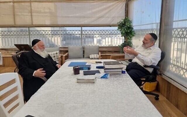 Le président de Shas, Aryeh Deri (à gauche), et celui de Yahadout HaTorah, Yitzchak Goldknopf, s'entretiennent à Jérusalem, le 4 novembre 2022. (Crédit : Yahadout HaTorah)