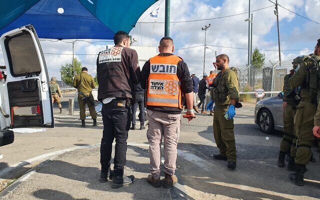 Les secours sur les lieux d'une attaque à la voiture-bélier présumée sur la Route 443 entre Beit Horon et Modiin, le 2 novembre 2022. (Crédit : United Hatzalah)