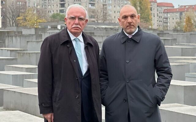 Le ministre des Affaires étrangères de l'Autorité palestinienne, Riad al-Maliki, à gauche, et l'ambassadeur palestinien en Allemagne, Laith Arafeh, visitant le mémorial de la Shoah à Berlin, le 17 novembre 2022. (Crédit : Laith Arafeh/ Twitter) Le ministre des Affaires étrangères de l'Autorité palestinienne, Riad al-Maliki, à gauche, et l'ambassadeur palestinien en Allemagne, Laith Arafeh, visitant le mémorial de la Shoah à Berlin, le 17 novembre 2022. (Crédit : Laith Arafeh/ Twitter)