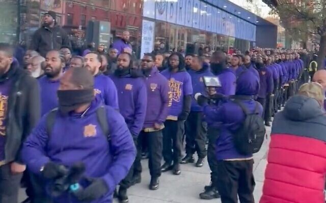 Les membres du groupe de haine Israel United in Christ rassemblés aux abords du Barclays Center, le 20 novembre 2022. (Capture d'écran/Twitter) Les membres du groupe de haine Israel United in Christ rassemblés aux abords du Barclays Center, le 20 novembre 2022. (Capture d'écran/Twitter)