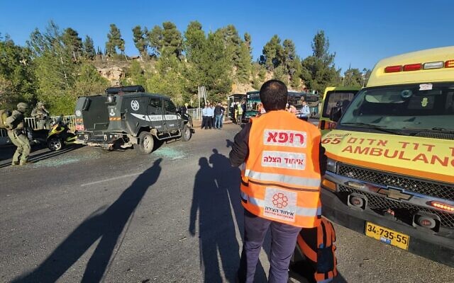 Les lieux d'une attaque à la bombe à un arrêt de bus au carrefour de Ramot, le 23 novembre 2022 (Crédit : United Hatzalah)