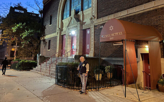 Un homme se tient devant la synagogue Temple Beth El à Jersey City, New Jersey, le 3 novembre 2022. (Crédit : AP Photo/Ted Shaffrey) Un homme se tient devant la synagogue Temple Beth El à Jersey City, New Jersey, le 3 novembre 2022. (Crédit : AP Photo/Ted Shaffrey)