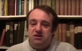Le négationniste français Vincent Reynouard. (Crédit : Capture d'écran /YouTube ; utilisée conformément à l'article 27a de la loi sur le droit d'auteur)
