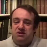 Le négationniste français Vincent Reynouard. (Crédit : Capture d'écran /YouTube ; utilisée conformément à l'article 27a de la loi sur le droit d'auteur)