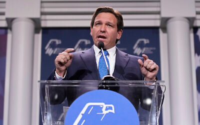 Le gouverneur de Floride, Ron DeSantis, s'exprimant lors d'une réunion annuelle des dirigeants de la Coalition juive républicaine, à Las Vegas, le 19 novembre 2022. (Crédit : AP Photo/John Locher)