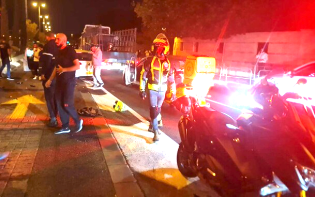 Les secours sur la scène d'une attaque à l'arme à feu à Kiryat Ata, le 31 octobre 2022. (Crédit : Magen David Adom) Les secours sur la scène d'une attaque à l'arme à feu à Kiryat Ata, le 31 octobre 2022. (Crédit : Magen David Adom)