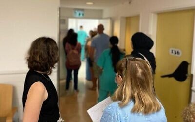 Patients et membres du personnel de l'hôpital attendent leur tour pour voter au bureau de vote du centre hospitalier Sheba, le 1er novembre 2022. (Crédit : Carrie Keller-Lynn / The Times of Israel)