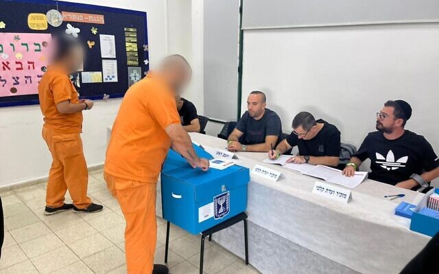 Un prisonnier vote pour les élections générales d'Israël dans une prison, le 1er novembre 2022. (Crédit : Service pénitentiaire israélien) Un prisonnier vote pour les élections générales d'Israël dans une prison, le 1er novembre 2022. (Crédit : Service pénitentiaire israélien)