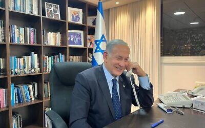 Le leader de l'opposition Benjamin Netanyahu parlant au président américain Joe Biden, depuis un bureau du Likud, à Tel Aviv, le 7 novembre 2022. (Crédit : Likud/Dossier)