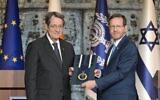 Le président Isaac Herzog remet la médaille d'honneur présidentielle israélienne au président de la République de Chypre, Nicos Anastasiades, le 9 novembre 2022 (Crédit : Amos Ben Gershom/GPO).