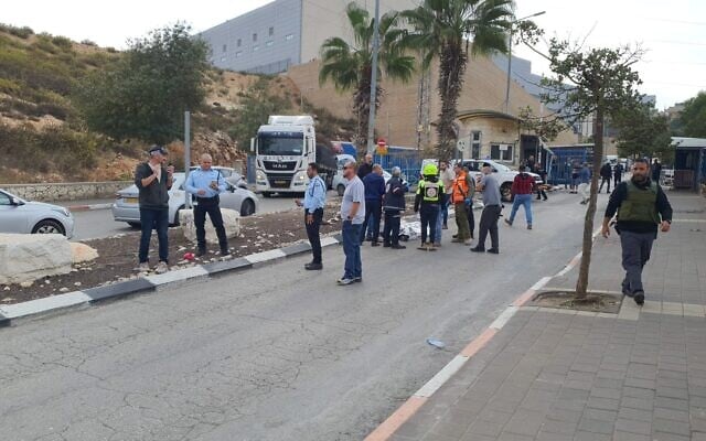 Les secours et les forces de sécurité sur la scène d'un attentat terroriste à proximité de l'implantation d'Ariel, en Cisjordanie, le 15 novembre 2022. (Crédit : Dan Asulin) Les secours et les forces de sécurité sur la scène d'un attentat terroriste à proximité de l'implantation d'Ariel, en Cisjordanie, le 15 novembre 2022. (Crédit : Dan Asulin)