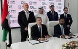 Le professeur Yitshak Kreiss, directeur général de l’hôpital Sheba, à gauche, et Ashish Koshy, PDG de G42 Healthcare, à droite, signant un protocole d'accord à Abou Dhabi, aux Émirats arabes unis, le 21 novembre 2022. (Crédit : Hôpital Sheba)