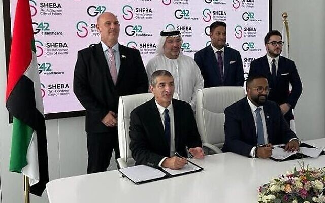 Le professeur Yitshak Kreiss, directeur général de l’hôpital Sheba, à gauche, et Ashish Koshy, PDG de G42 Healthcare, à droite, signant un protocole d'accord à Abou Dhabi, aux Émirats arabes unis, le 21 novembre 2022. (Crédit : Hôpital Sheba) Le professeur Yitshak Kreiss, directeur général de l’hôpital Sheba, à gauche, et Ashish Koshy, PDG de G42 Healthcare, à droite, signant un protocole d'accord à Abou Dhabi, aux Émirats arabes unis, le 21 novembre 2022. (Crédit : Hôpital Sheba)