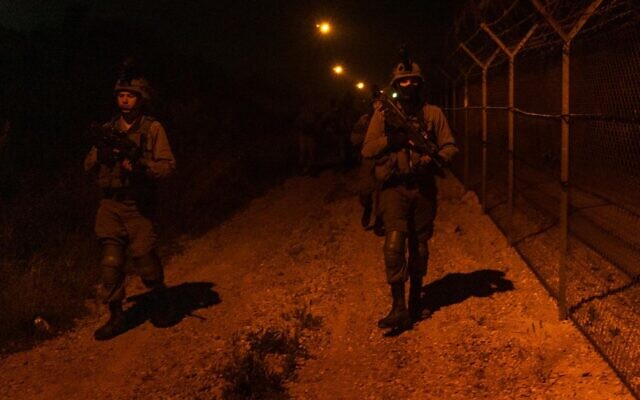 Photo d'illustration : Des soldats israéliens en opération le long de la frontière avec la Cisjordanie, le 2 avril 2022. (Crédit : Armée israélienne) Photo d'illustration : Des soldats israéliens en opération le long de la frontière avec la Cisjordanie, le 2 avril 2022. (Crédit : Armée israélienne)