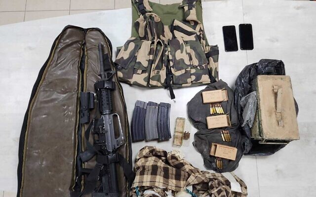 Armes et équipements saisis par les troupes de Tsahal en Cisjordanie, le 2 novembre 2022. (Crédit : Armée israélienne)
