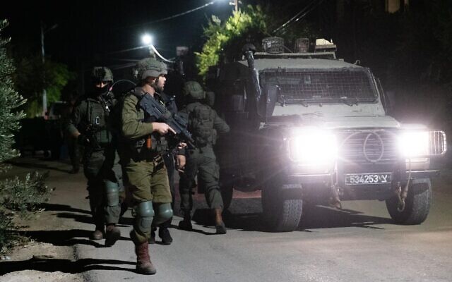 Les soldats mènent des raids nocturnes en Cisjordanie, le 3 novembre 2022. (Crédit : Armée israélienne) Les soldats mènent des raids nocturnes en Cisjordanie, le 3 novembre 2022. (Crédit : Armée israélienne)