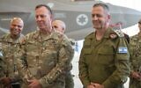 Michael Kurilla, le chef du CENTCOM, à gauche, aux côtés d'Aviv Kohavi, chef d'état-major de Tsahal, sur la base aérienne de Nevatim, dans le sud d'Israël, le 15 novembre 2022. (Crédit : Armée israélienne)