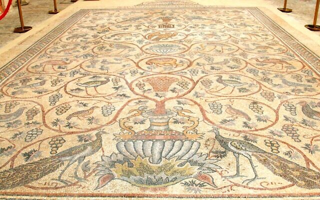 La mosaïque d'oiseaux sur le sol du musée arménien Edward et Helen Mardigian de Jérusalem. (Crédit : Shmuel Bar-Am)