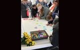 Les étudiants de la Brandeis University  rassemblent des messages en hommage à une étudiante décédée dans l'accident d'un bus qui a également fait des dizaines de blessés parmi les élèves, le 20 novembre 2022. (Crédit : Penny Schwartz via JTA)