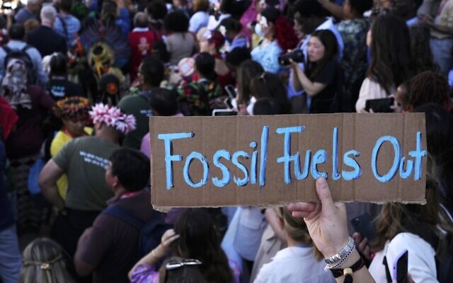 Illustration: Une pancarte "fossil fuels out" ("les énergies fossiles dehors") lors d'une manifestation au sommet des Nations unies sur le climat COP27, à Charm el-Cheikh, en Égypte, le 12 novembre 2022. (Crédit : AP Photo/Peter Dejong/Dossier) Illustration: Une pancarte "fossil fuels out" ("les énergies fossiles dehors") lors d'une manifestation au sommet des Nations unies sur le climat COP27, à Charm el-Cheikh, en Égypte, le 12 novembre 2022. (Crédit : AP Photo/Peter Dejong/Dossier)