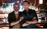  David Baddiel, à gauche, et David Schwimmer dans "Jews Don't Count". (Crédit : La Quatrième chaîne)