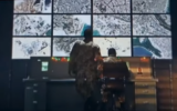 Une capture d'écran d'une vidéo postée le 31 octobre 2022 sur la chaîne Telegram du Corps des Gardiens de la Révolution islamique d'Iran montre ce qui semble être des soldats iraniens devant des écrans affichant des images satellites de bases israéliennes et américaines au Moyen-Orient. (Crédit : The Middle East Media Research Institute)
