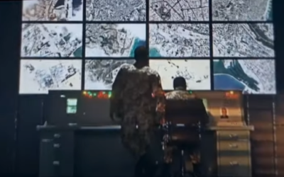 Une capture d'écran d'une vidéo postée le 31 octobre 2022 sur la chaîne Telegram du Corps des Gardiens de la Révolution islamique d'Iran montre ce qui semble être des soldats iraniens devant des écrans affichant des images satellites de bases israéliennes et américaines au Moyen-Orient. (Crédit : The Middle East Media Research Institute)