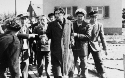 Un ancien kapo, reconnu coupable par d'anciens détenus du camp de concentration, détenu par une milice juive, dans le camp de personnes déplacées de Zeilsheim, en Allemagne, vers 1945. (Crédit : Alice Lev/Mémorial de la Shoah des États-Unis)