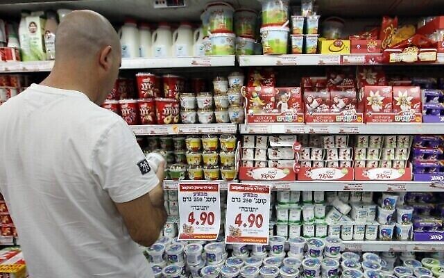 Illustration : Un homme regarde des produits laitiers en faisant ses courses dans un supermarché Rami Levy. (Nati Shohat/Flash90)