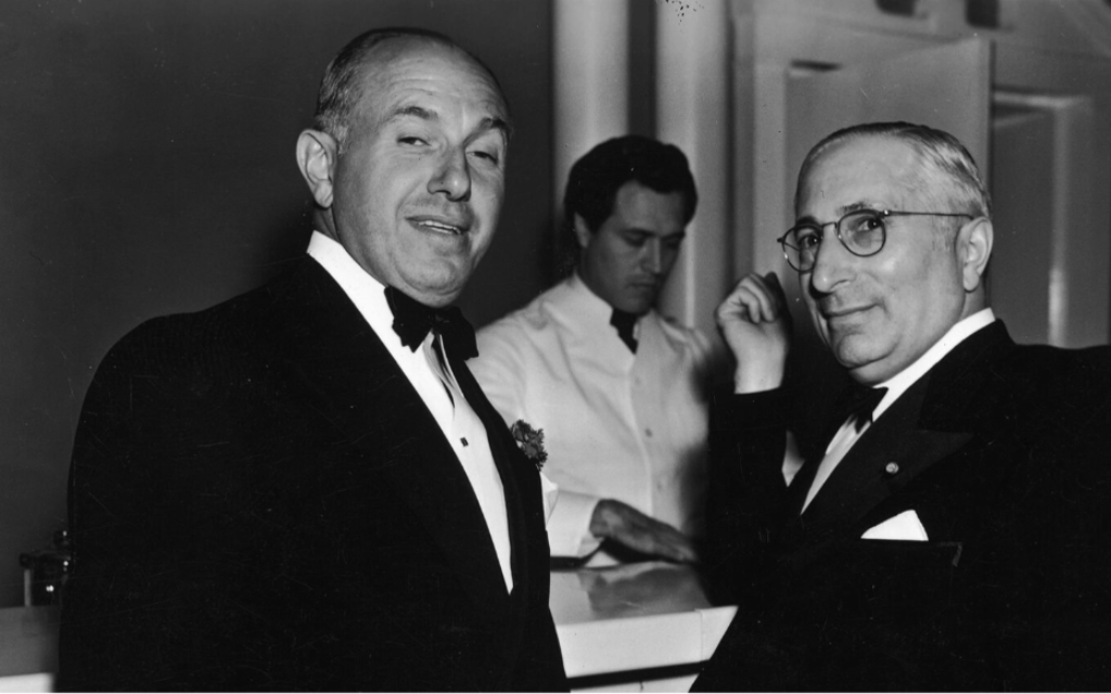 Les magnats du cinéma américain Jack Warner, à gauche, et Louis Mayer, à droite, dans un bar, en 1940. (Crédit : Hulton Archive/Getty Images via JTA) Les magnats du cinéma américain Jack Warner, à gauche, et Louis Mayer, à droite, dans un bar, en 1940. (Crédit : Hulton Archive/Getty Images via JTA)