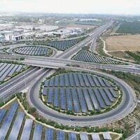 Vue d’architecte montrant comment les terrains dans et autour d’un grand carrefour à Gedera, au centre d’Israël, doivent être équipés de panneaux solaires. (Crédit : Netivei Israël)