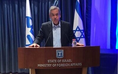 Mark Weitzman, chef exécutif de l’Organisation juive mondiale pour la restitution des biens spoliés, au ministère des Affaires étrangères à Jérusalem, sur une photographie non datée. (Crédit : Organisation juive mondiale pour la restitution des biens spoliés)