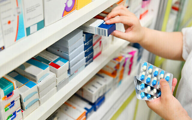 Illustration : Un pharmacien délivre des médicaments (Crédit : MJ_Prototype via iStock de Getty Images) Illustration : Un pharmacien délivre des médicaments (Crédit : MJ_Prototype via iStock de Getty Images)
