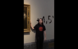 Une militante écologiste se colle la main sur les cadres de tableaux de Francisco Goya au musée du Prado à Madrid pour attirer l'attention sur le réchauffement climatique, le 5 novembre 2022. (Capture d'écran Twitter)