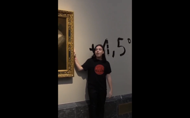 Une militante écologiste se colle la main sur les cadres de tableaux de Francisco Goya au musée du Prado à Madrid pour attirer l'attention sur le réchauffement climatique, le 5 novembre 2022. (Capture d'écran Twitter) Une militante écologiste se colle la main sur les cadres de tableaux de Francisco Goya au musée du Prado à Madrid pour attirer l'attention sur le réchauffement climatique, le 5 novembre 2022. (Capture d'écran Twitter)