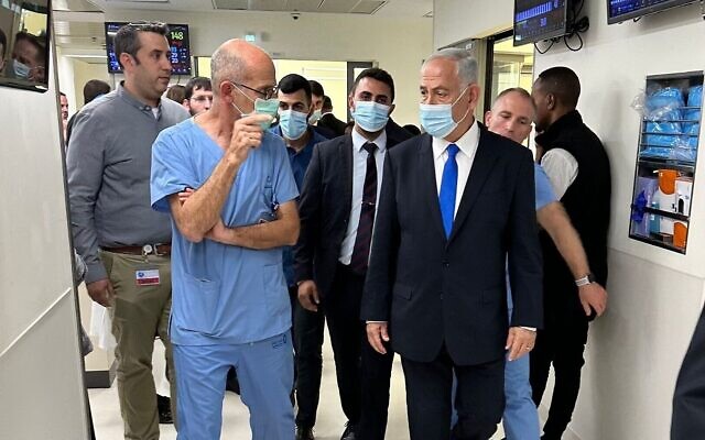 Le Premier ministre désigné Benjamin Netanyahu, à droite, rend visite aux victimes de l'attentat meurtrier commis à Jérusalem à l'hôpital Shaare Zedek de Jérusalem, le 23 novembre 2022. (Autorisation : Likud) Le Premier ministre désigné Benjamin Netanyahu, à droite, rend visite aux victimes de l'attentat meurtrier commis à Jérusalem à l'hôpital Shaare Zedek de Jérusalem, le 23 novembre 2022. (Autorisation : Likud)