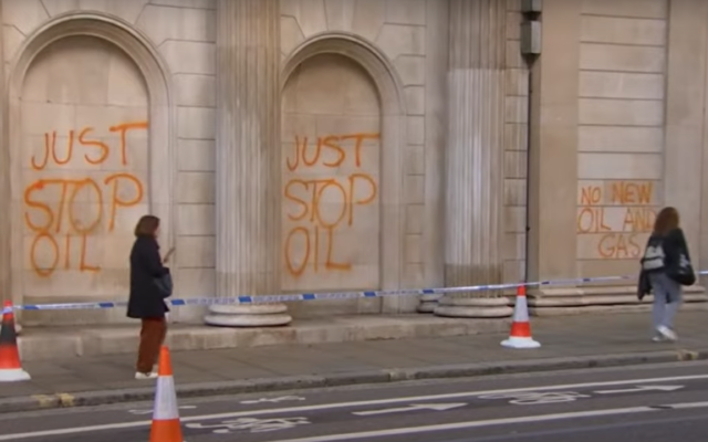 Illustration. Des tags de Just Stop Oil sur la facade de la Banque d'Angleterre, à Londres. (Capture d'écran YouTube) Illustration. Des tags de Just Stop Oil sur la facade de la Banque d'Angleterre, à Londres. (Capture d'écran YouTube)