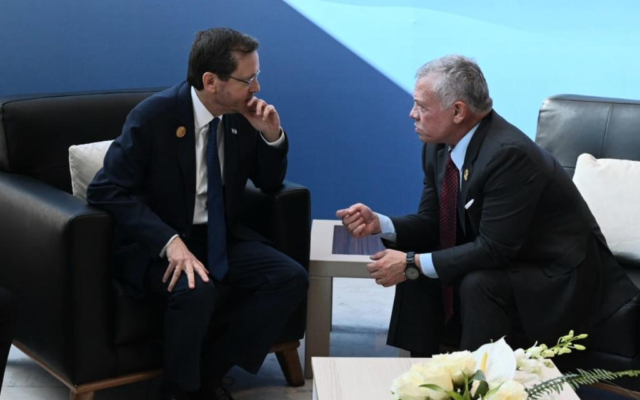 Le président Isaac Herzog, à gauche, et le roi Abdallah de Jordanie lors du sommet sur le climat COP27 à Sharm el-Sheikh, en Égypte, le 7 novembre 2022. (Crédit : Haim Zach/GPO) Le président Isaac Herzog, à gauche, et le roi Abdallah de Jordanie lors du sommet sur le climat COP27 à Sharm el-Sheikh, en Égypte, le 7 novembre 2022. (Crédit : Haim Zach/GPO)