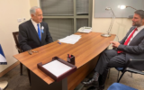 Le leader du Likud, Benjamin Netanyahu, à gauche, rencontre Bezalel Smotrich, le responsable de Hatzionout HaDatit, le 15 novembre 2022. (Crédit : Likud)