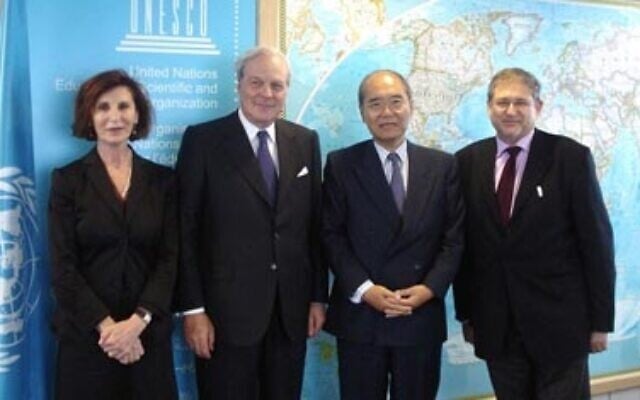 Graciela Vaserman-Samuels avec David de Rothschild, Koichiro Matsuura, directeur général de l’Unesco, et Shimon Samuels. (Crédit : Centre Simon Wiesenthal) Graciela Vaserman-Samuels avec David de Rothschild, Koichiro Matsuura, directeur général de l’Unesco, et Shimon Samuels. (Crédit : Centre Simon Wiesenthal)