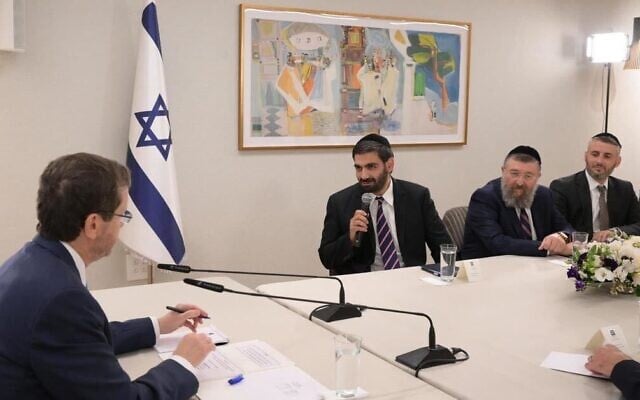 Les représentants du Shas rencontrent le président Isaac Herzog à Jérusalem, le 9 novembre 2022. (Crédit : Amos Ben-Gershom/GPO) Les représentants du Shas rencontrent le président Isaac Herzog à Jérusalem, le 9 novembre 2022. (Crédit : Amos Ben-Gershom/GPO)