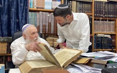 Le président du parti HaTzionout HaDatit, Bezalel Smotrich (R), avec le conseiller spirituel du parti, Chaim Druckman, en 2022. (Crédit : Autorisation)