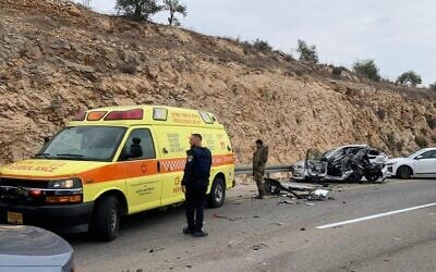 Les secours sur la scène d'un attentat terroriste à proximité de l'implantation d'Ariel, en Cisjordanie, le 15 novembre 2022. (Crédit : Magen David Adom)